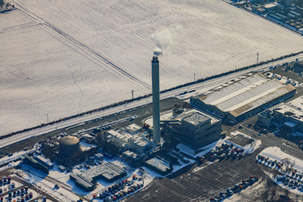 Kraftwerk des Daimler LKW Werk im Winter bei Schnee im Ortsteil Maximiliansau in Wörth am Rhein im Bundesland Rheinland-Pfalz, Deutschland