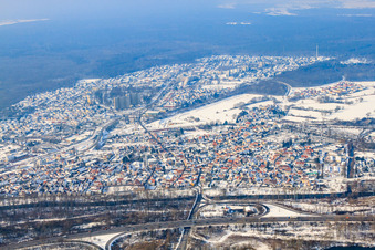 Luftaufnahme von Stadtansicht von Südosten im Winter bei Schnee in Wörth am Rhein im Bundesland Rheinland-Pfalz, Deutschland