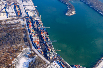 Containerhafen am Landeshafen Wörth im Winter bei Schnee im Ortsteil Maximiliansau in Wörth am Rhein im Bundesland Rheinland-Pfalz, Deutschland