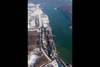 Winterlich schneebedeckte Containerterminal im Containerhafen der Contargo Wörth-Karlsruhe GmbH am Rhein im Ortsteil Industriegebiet Wörth-Oberwald in Wörth am Rhein im Bundesland Rheinland-Pfalz, Deutschland