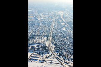 Rheinbrückenstr im Winter bei Schnee im Ortsteil Knielingen in Karlsruhe im Bundesland Baden-Württemberg, Deutschland