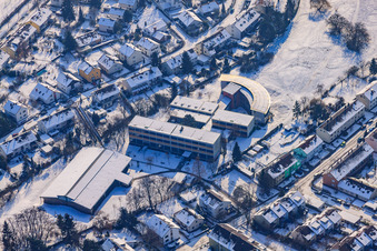 Realschule am Rennbuckel im Winter bei Schnee im Ortsteil Nordweststadt in Karlsruhe im Bundesland Baden-Württemberg, Deutschland