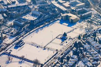 Luftbild von Sportplätze der Sportgemeinschaft Karlsruhe im Winter bei Schnee im Ortsteil Nordweststadt im Bundesland Baden-Württemberg, Deutschland