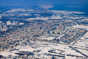 Ortsansicht von Südwesten im Winter bei Schnee im Ortsteil Neureut in Karlsruhe im Bundesland Baden-Württemberg, Deutschland