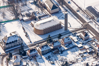 Winterlich schneebedeckte Kirchenturm und Turm- Dach am Kirchengebäude der St. Konrad im Ortsteil Nordweststadt in Karlsruhe im Bundesland Baden-Württemberg, Deutschland