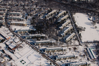 Tennesseeallee im Winter bei Schnee im Ortsteil Nordstadt in Karlsruhe im Bundesland Baden-Württemberg, Deutschland