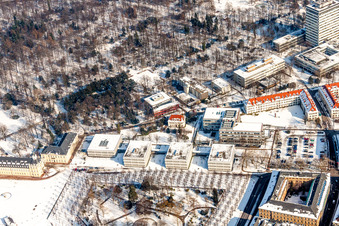 Winterlich schneebedeckte Campus- Gebäude der Fachhochschule KIT Campus Süd (Karlsruhe Institute of Technology) in Karlsruhe im Ortsteil Innenstadt-Ost im Bundesland Baden-Württemberg, Deutschland