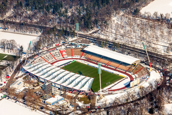 Winterlich schneebedeckte Sportstätten-Gelände der Arena des Stadion Wildparkstadion des KSC in Karlsruhe im Ortsteil Innenstadt-Ost im Bundesland Baden-Württemberg, Deutschland