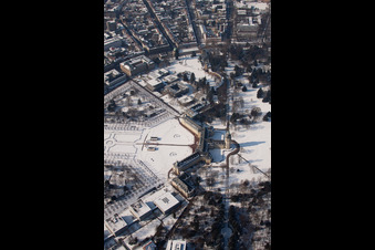 Karlsruhe, Schloss im Ortsteil Innenstadt-West im Bundesland Baden-Württemberg, Deutschland aus der Drohnenperspektive