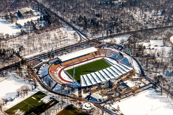 Winterlich schneebedecktes Fußball- Wildparkstadion des Vereins KSC im Winter in Karlsruhe im Ortsteil Innenstadt-Ost im Bundesland Baden-Württemberg, Deutschland