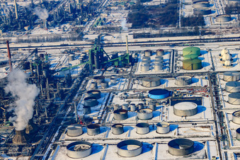 Oberrheinische Mineralölwerke im Winter bei Schnee im Ortsteil Knielingen in Karlsruhe im Bundesland Baden-Württemberg, Deutschland
