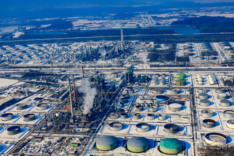 Luftbild von Oberrheinische Mineralölwerke im Winter bei Schnee im Ortsteil Knielingen in Karlsruhe im Bundesland Baden-Württemberg, Deutschland