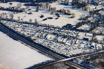 Kleingartenverein Am Junkertschritt e.V. an der B36 im Winter bei Schnee im Ortsteil Neureut in Karlsruhe im Bundesland Baden-Württemberg, Deutschland