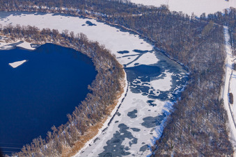 Gefrorener Althrein Kleiner Bodensee im Winter bei Schnee im Ortsteil Neureut in Karlsruhe im Bundesland Baden-Württemberg, Deutschland