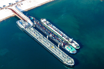 Luftbild von Winterlich schneebedeckte Kaianlagen und Schiffs- Anlegestellen der Binnenschiffahrt mit Verlade- Terminals am Binnenhafen Ölhafen Karlsruhe im Ortsteil Knielingen in Karlsruhe im Bundesland Baden-Württemberg, Deutschland