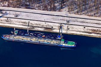 Ölhafen im Winter bei Schnee im Ortsteil Knielingen in Karlsruhe im Bundesland Baden-Württemberg, Deutschland