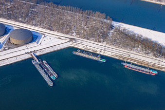 Luftaufnahme von Ölhafen im Winter bei Schnee im Ortsteil Knielingen in Karlsruhe im Bundesland Baden-Württemberg, Deutschland