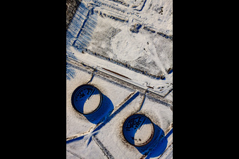 Ehemaliges Tanklager im Winter bei Schnee in Jockgrim im Bundesland Rheinland-Pfalz, Deutschland