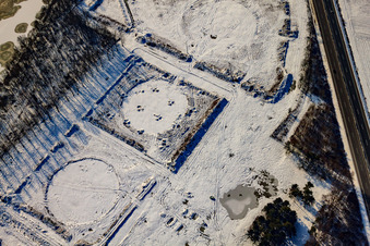 Schrägluftbild von Ehemaliges Tanklager im Winter bei Schnee in Jockgrim im Bundesland Rheinland-Pfalz, Deutschland