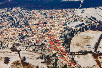 Ludwigstraße im Winter bei Schnee in Jockgrim im Bundesland Rheinland-Pfalz, Deutschland