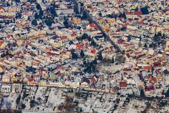 Maximilanstraße im Winter bei Schnee in Jockgrim im Bundesland Rheinland-Pfalz, Deutschland