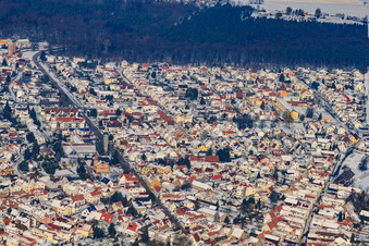 Luftbild von Maximilanstraße im Winter bei Schnee in Jockgrim im Bundesland Rheinland-Pfalz, Deutschland
