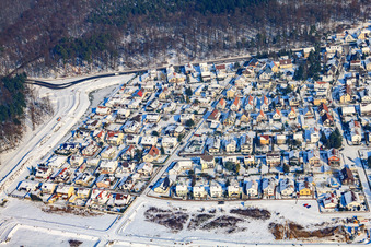 Waldäckerstraße im Winter bei Schnee in Jockgrim im Bundesland Rheinland-Pfalz, Deutschland