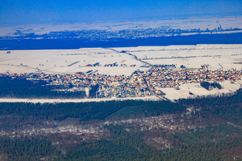 Ortsansicht von Süden im Winter bei Schnee in Hatzenbühl im Bundesland Rheinland-Pfalz, Deutschland