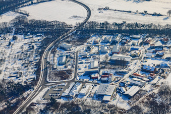 Gewerbegebiet Mittelwegring im Winter bei Schnee in Jockgrim im Bundesland Rheinland-Pfalz, Deutschland