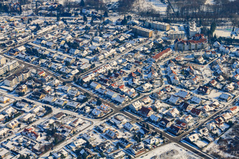 Mozartstraße im Winter bei Schnee in Jockgrim im Bundesland Rheinland-Pfalz, Deutschland