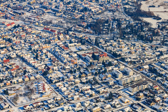 Marienstraße im Winter bei Schnee in Jockgrim im Bundesland Rheinland-Pfalz, Deutschland