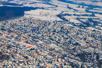 Bahnlinie durch den Ort im Winter bei Schnee in Jockgrim im Bundesland Rheinland-Pfalz, Deutschland