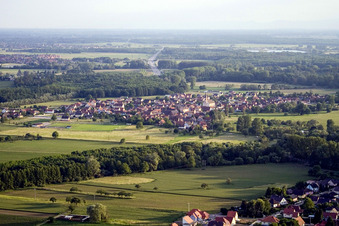 Roppenheim (Elsass) von Westen im Bundesland Bas-Rhin, Frankreich