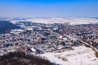 Stadtansicht mit Bahnlinie von Südosten im Winter bei Schnee in Kandel im Bundesland Rheinland-Pfalz, Deutschland