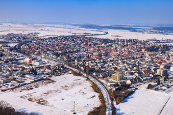 Luftbild von Stadtansicht mit Bahnlinie von Südosten im Winter bei Schnee in Kandel im Bundesland Rheinland-Pfalz, Deutschland