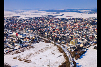 Luftaufnahme von Stadtansicht mit Bahnlinie von Südosten im Winter bei Schnee in Kandel im Bundesland Rheinland-Pfalz, Deutschland