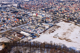 Luftbild von Gewerbegebiet Lauterburger Straße im Winter bei Schnee in Kandel im Bundesland Rheinland-Pfalz, Deutschland