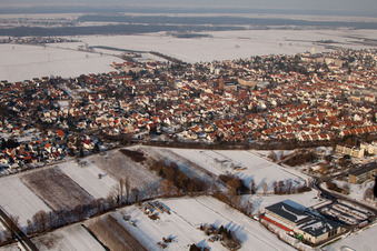 Luftaufnahme von Stadtansicht mit Bahnlinie von Südwesten im Winter bei Schnee in Kandel im Bundesland Rheinland-Pfalz, Deutschland