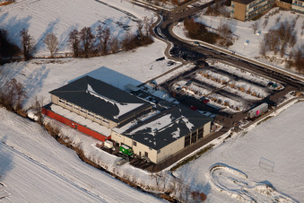 Bienwaldhalle im Winter bei Schnee in Kandel im Bundesland Rheinland-Pfalz, Deutschland