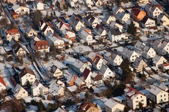 Luftbild von Siedlung Gartenstadt im Winter gefroren in Kandel im Bundesland Rheinland-Pfalz, Deutschland