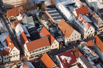 Luftaufnahme von Schulgasse x Hauptstraße im Winter bei Schnee in Kandel im Bundesland Rheinland-Pfalz, Deutschland