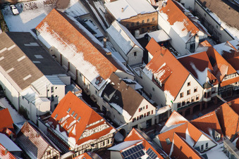 Hauptstraße im Winter bei Schnee in Kandel im Bundesland Rheinland-Pfalz, Deutschland vom Flugzeug aus