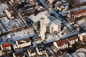 Luftbild von St. Pius-Kirche im Winter bei Schnee in Kandel im Bundesland Rheinland-Pfalz, Deutschland