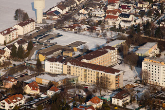 Luftbild von Asklepios-Krankenhaus im Winter bei Schnee in Kandel im Bundesland Rheinland-Pfalz, Deutschland
