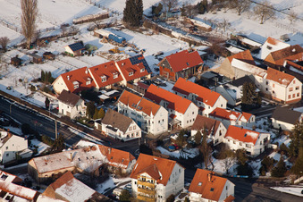 Luftbild von Brehmstr im Winter bei Schnee im Ortsteil Minderslachen in Kandel im Bundesland Rheinland-Pfalz, Deutschland