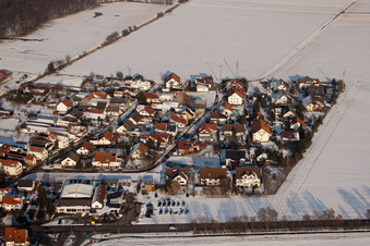 Römerstraße im Winter bei Schnee im Ortsteil Minderslachen in Kandel im Bundesland Rheinland-Pfalz, Deutschland