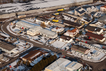 Barthelsmühlring im Gewerbegebiet Horst im Winter bei Schnee im Ortsteil Minderslachen in Kandel im Bundesland Rheinland-Pfalz, Deutschland