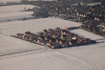 Neubaugebiet Brotäcker im Winter bei Schnee in Steinweiler im Bundesland Rheinland-Pfalz, Deutschland