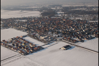 Brotäckerstraße im Winter bei Schnee in Steinweiler im Bundesland Rheinland-Pfalz, Deutschland