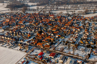 Winterlich schneebedeckte Dorf - Ansicht in Steinweiler im Bundesland Rheinland-Pfalz, Deutschland